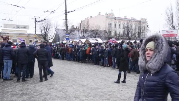 Tjernivtsi, Ukraina - 15 Jan 2018: Malanka Festival i Chernivtsi. Folkliga festligheter på gatorna klädda människor i komisk dräkter — Stockvideo