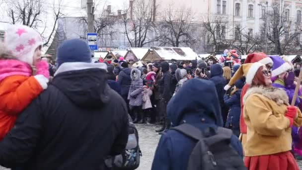 Chernivtsi, Ukrayna - 15 Ocak 2018: Chernivtsi Malanka Festivali. Halk sokaklarda şenliğe insanlar komik kostümler giymiş. — Stok video