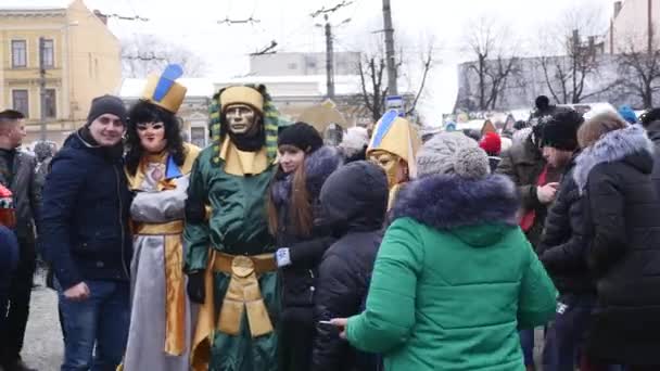 CHERNIVTSI, UCRANIA - 15 ENE 2018: Festival de Malanka en Chernivtsi. Fiestas populares en las calles vestidos con trajes cómicos — Vídeos de Stock