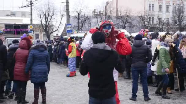Černovice, Ukrajina - Jan 15, 2018: Malanka Festival v Chernivtsi. Lidové slavnosti na ulicích oblečený lidi v komické kostýmy — Stock video