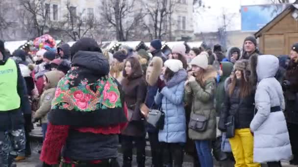 チェルニウツィー, ウクライナ - 2018 年 1 月 15 日: Malanka 祭チェルニウツィー。コミカルな衣装を着た人々 路上民俗祭り — ストック動画