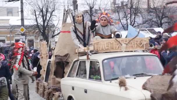 Chernivtsi, Ukrayna - 15 Ocak 2018: Chernivtsi Malanka Festivali. Halk sokaklarda şenliğe insanlar komik kostümler giymiş. — Stok video