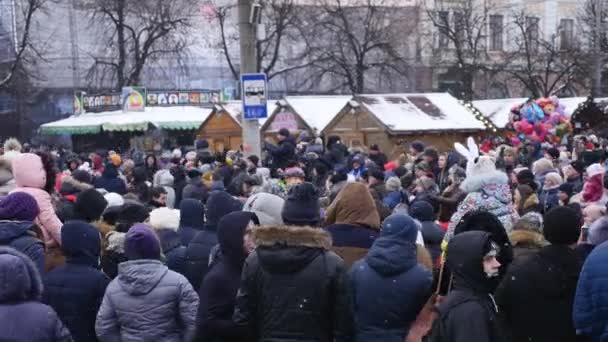 Chernivtsi - Ucrânia - 15 de janeiro de 2018 Os dias tradicionais anuais do festival folclórico-etnográfico de Natal Malanka Fest 2018 n a cidade ucraniana de Chernivtsi — Vídeo de Stock