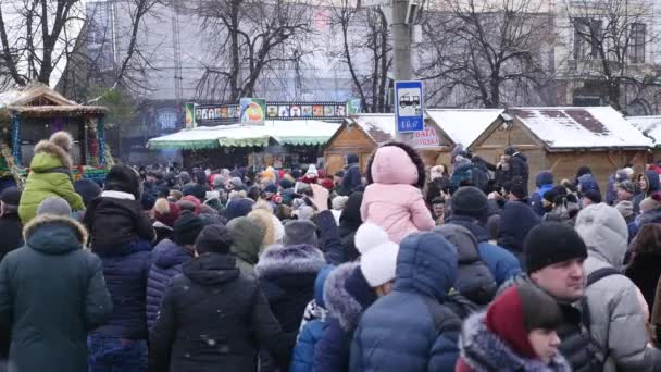 Chernivtsi - Ucrania - 15 de enero de 2018 Las tradicionales jornadas anuales del festival folklore-etnográfico navideño Malanka Fest 2018 en la ciudad ucraniana de Chernivtsi — Vídeos de Stock
