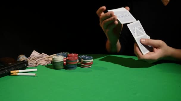 Игрок в покер перетасовывает карты, крупным планом — стоковое видео