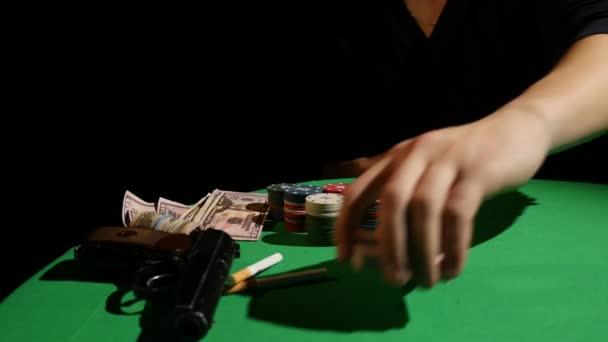 Giocatore di poker che mischia carte, primo piano — Video Stock