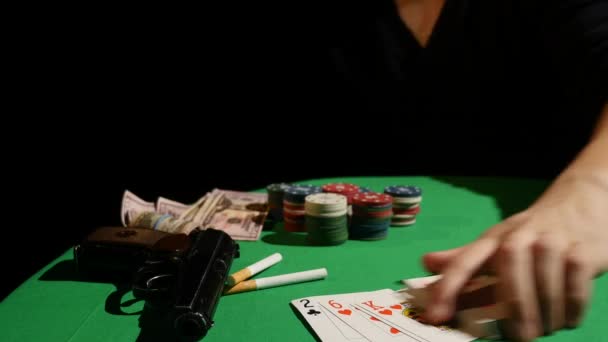 Jugador de poker barajando cartas, primer plano — Vídeo de stock