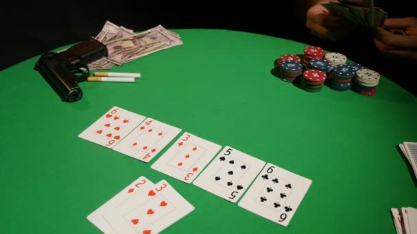 Poker: Die Hände eines Mannes spielen Poker — Stockvideo