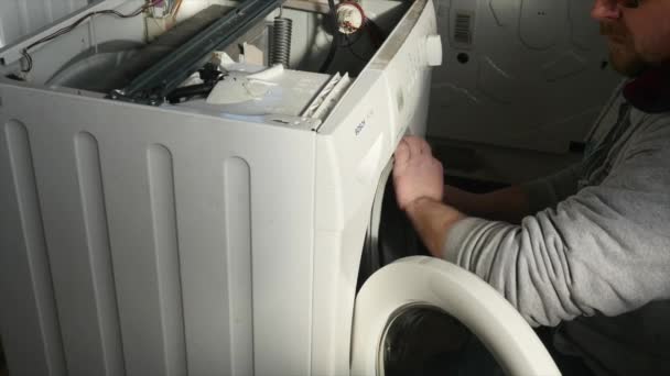 Υδραυλικός συντήρησης οικιακό πλυντήριο ρούχων γυρίστηκε σε R3d — Αρχείο Βίντεο