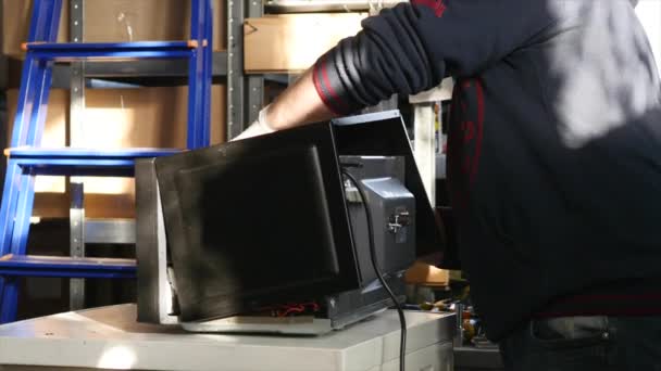 Joven reparador de fijación y reparación de horno de microondas — Vídeos de Stock