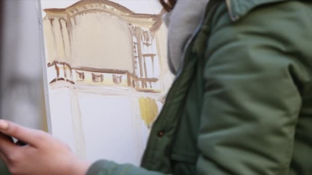 Menina artista mão pintura na rua da cidade velha — Vídeo de Stock