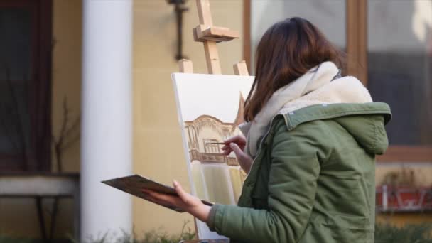 Jonge kunstenaars tekenen in de stad. Kunstenaars schilderen foto op straat. Studenten schilderen gebouw van de oude Europese stad — Stockvideo