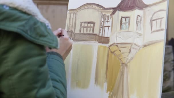 Mädchen Künstler Handmalerei in der Altstadt Straße — Stockvideo