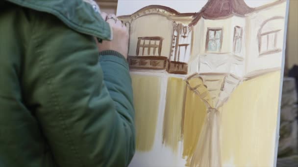 Meisje kunstenaar hand schilderij in oude straat — Stockvideo