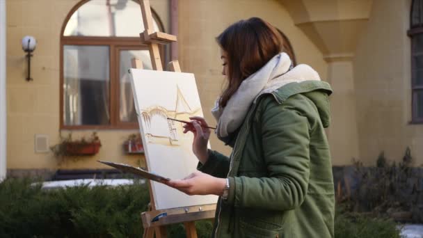 Junge Künstler ziehen in die Stadt. Künstler malen Bild auf der Straße. Studenten malen Gebäude der alten europäischen Stadt — Stockvideo