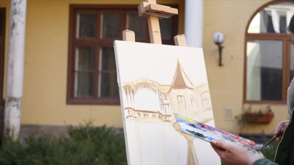 Menina artista mão pintura na rua da cidade velha — Vídeo de Stock