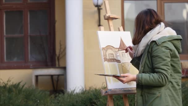 De jeunes artistes dessinent dans la ville. Artistes peinture tableau dans la rue. Les étudiants peignent la construction de la vieille ville européenne — Video