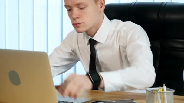 Beginn des Arbeitstages, Geschäftsmann öffnet Laptop und beginnt zu arbeiten — Stockvideo