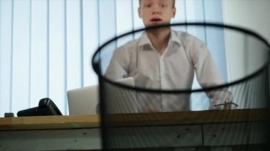 Adam sokağa atıyor kağıt belgeleri ve sepet içine düşmüş sevinir. ağır çekim