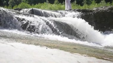 bir bahar gününde dağ nehir kenarında yürüyen kadın