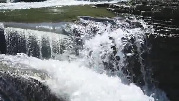 Paisaje de la naturaleza, arroyo, arroyo, arroyo, cascada pequeña — Vídeo de stock