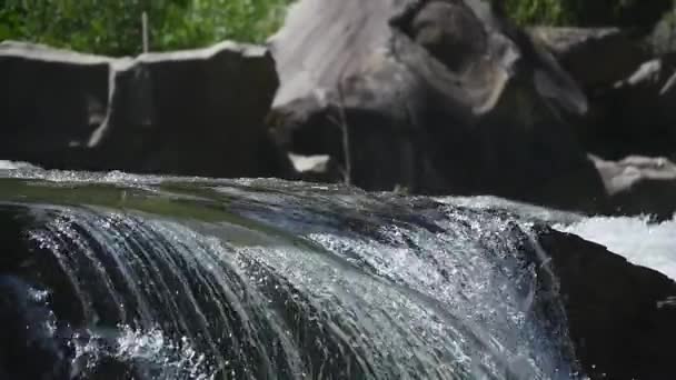 Dağ nehir manzara doğa, akarsu, dere, Brook, küçük şelale — Stok video