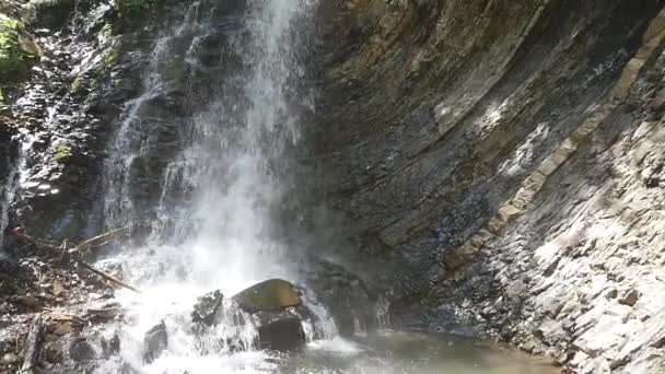 Повільний рух природного водоспаду — стокове відео
