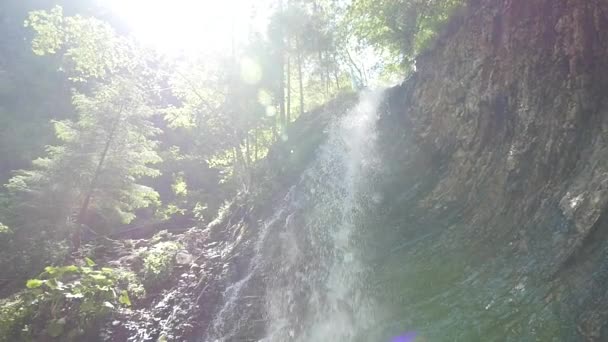 Tiro de uma cachoeira natural — Vídeo de Stock