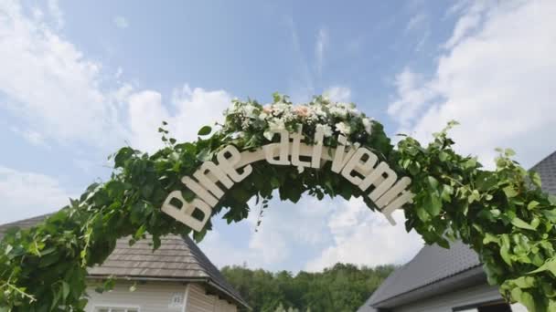 Boda Flor Arco Decoración. Arco de boda decorado con flores — Vídeo de stock