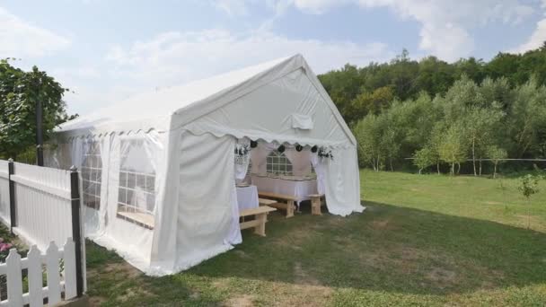 Schöner Bankettsaal unter einem Zelt für einen Hochzeitsempfang — Stockvideo