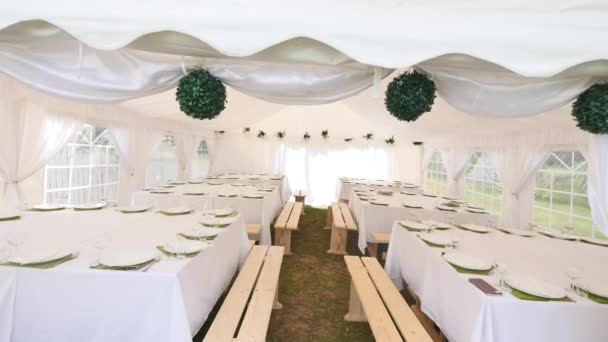 Красивый банкетный зал под палаткой для свадебного приема — стоковое видео