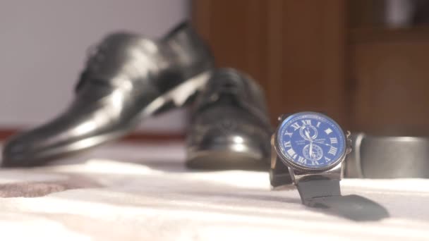 Boda - accesorios de novio - zapatos para hombre, cinturón, reloj — Vídeos de Stock