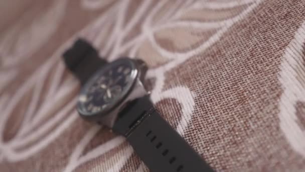 Accessoires pour hommes sur le lit 