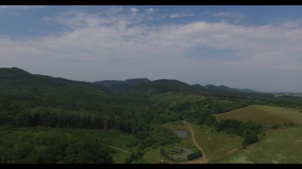 Vackra landskape med kullar. Blå himmel bakgrund — Stockvideo