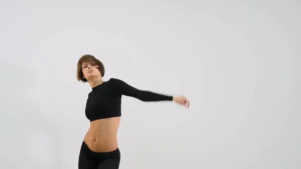 Souriant brunette femme portrait dansant sur fond blanc — Photo
