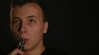 Adam sigara elektronik sigara buhar siyah arka plan üzerine