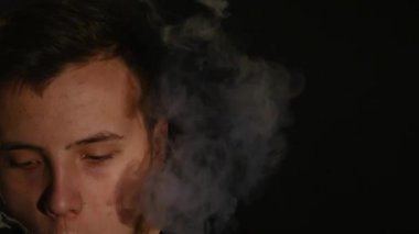 Adam sigara elektronik sigara buhar siyah arka plan üzerine