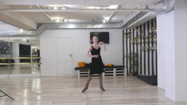 dansçı kadın excersizing dans Stüdyo Oda