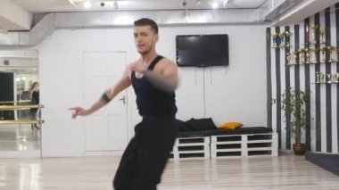 Profesyonel dansçı provası. Provalar için koridorda o. Dans çağdaş provası. çağdaş. sürekli geliştirildi ve kendi içinde çeşitli dans teknikleri birleştiren