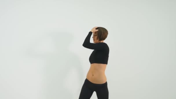 Genç kadın beyaz arka plan üzerinde seksi kutup dans dans — Stok video