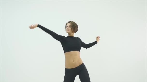 Mujer ejercicio pole dance. Movimiento lento — Vídeos de Stock