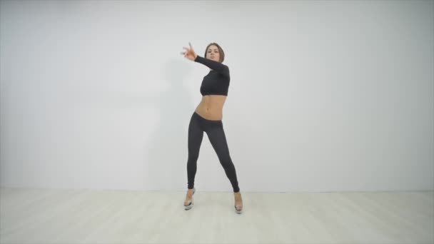 Női gyakorló rúdtánc. Lassú mozgás. — Stock videók