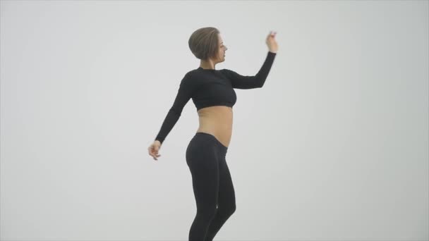 Dança de pólo de exercício de mulher. Movimento lento — Vídeo de Stock