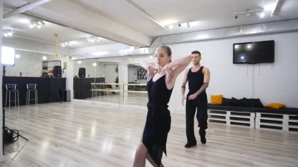 Casal dançando na sala de treinamento — Vídeo de Stock