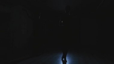 Eğitim odasında dans ediyor bir kaç silüeti