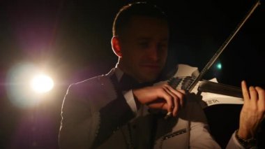 Müzisyen şarkı kemancı keman enstrümanı senfonik konser solist oynuyor. dedolight arka plan