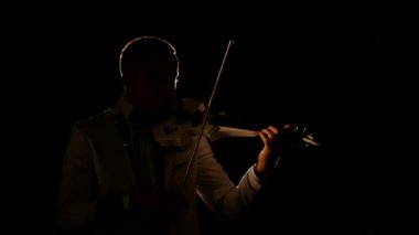 Müzisyen şarkı kemancı keman enstrümanı senfonik konser solist oynuyor. dedolight arka plan