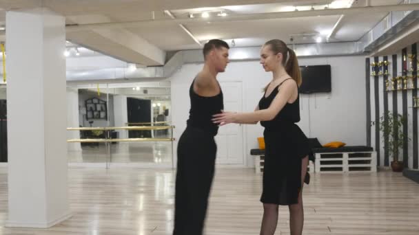 Пара танцює в тренувальній кімнаті — стокове відео