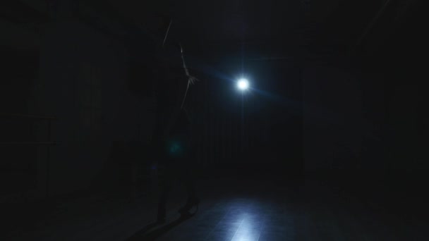 Σιλουέτα του ένα κορίτσι που χορεύει που χορούς αίθουσα χορού που χορεύει — Αρχείο Βίντεο