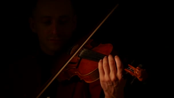 Violist man viool spelen op een zwarte achtergrond. Close-up — Stockvideo